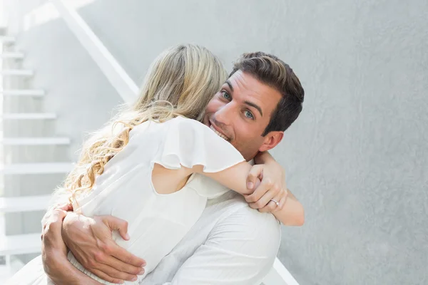 Seitenansicht eines liebenden Paares, das sich umarmt — Stockfoto