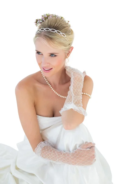 Sposa sorridente pensando su sfondo bianco — Foto Stock