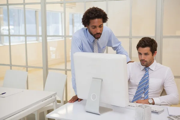Empresários que trabalham no computador no escritório — Fotografia de Stock