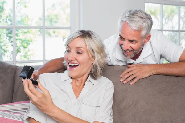 Man surprising woman with a wedding ring at home — Stock Photo, Image