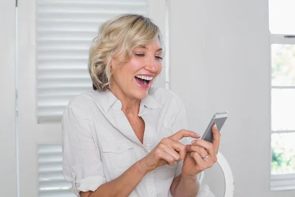 Glad mogen kvinna textmeddelanden — Stockfoto