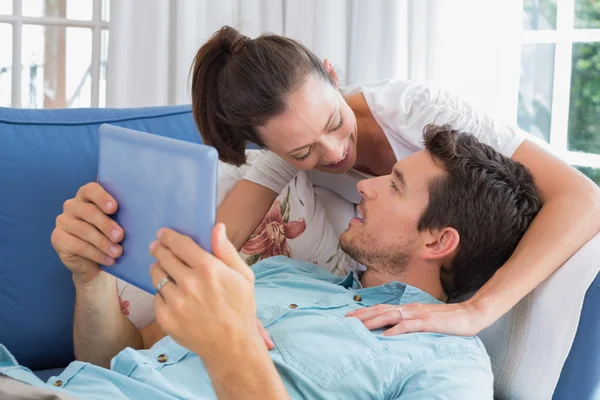 Verliefde paar met digitale tablet in woonkamer — Stockfoto