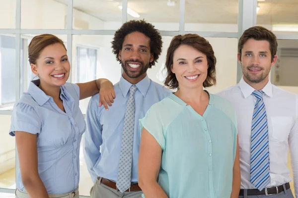 Porträtt av leende affärsmän i office — Stockfoto