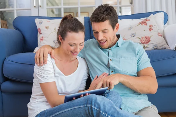 Glückliches Paar nutzt digitales Tablet im Wohnzimmer — Stockfoto