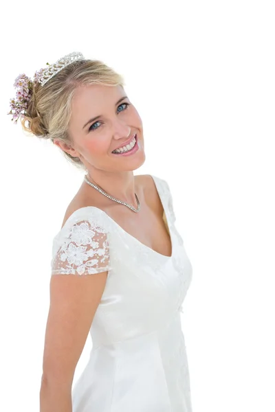 Braut lächelt über weißem Hintergrund — Stockfoto