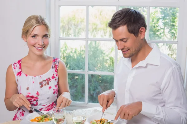 Retrato de una pareja feliz comiendo — Foto de Stock