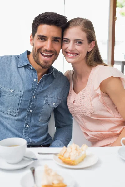 Ritratto di una coppia sorridente alla caffetteria — Foto Stock