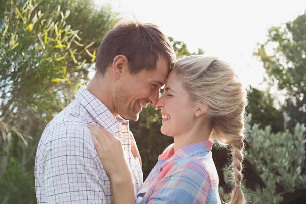 Pareja sonriente mirándose unos a otros contra el cielo —  Fotos de Stock