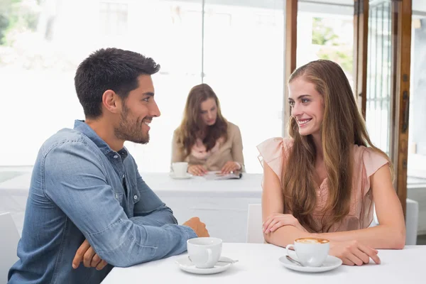 Usmívající se pár s kávu v kavárně — Stock fotografie