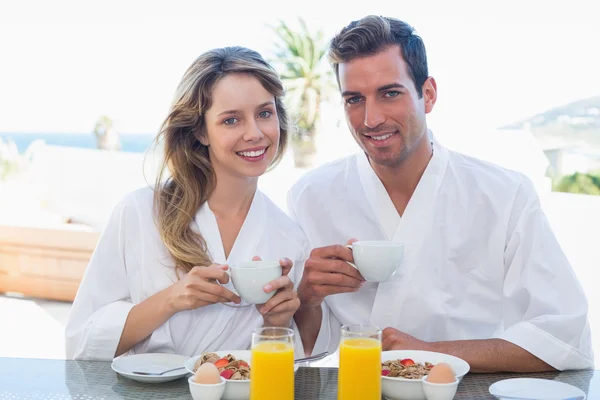 Leende unga par med frukost — Stockfoto
