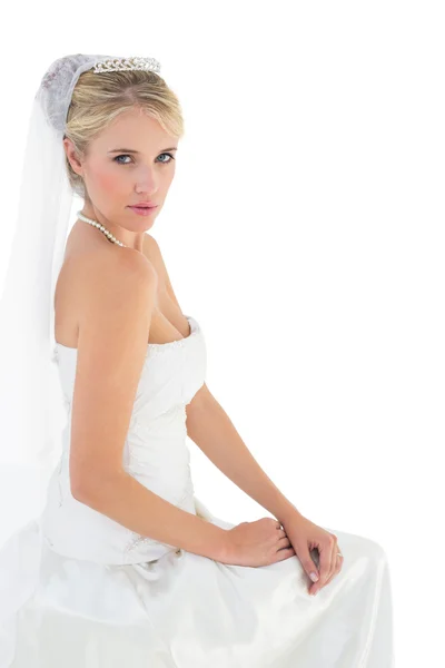Sensuale sposa in abito da spalla off contro sfondo bianco — Foto Stock