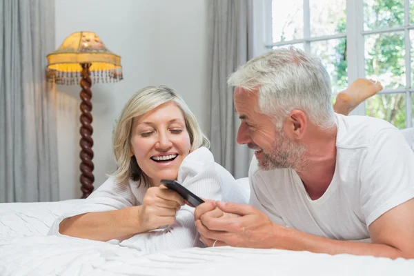 Cheerful mature couple reading text message — Stock Photo, Image