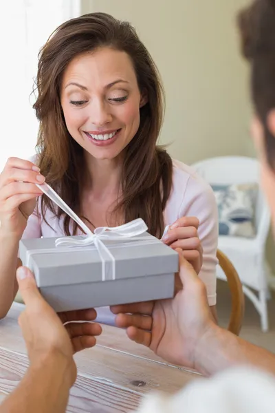 Cultivo hombre dando a la mujer una caja de regalo en casa —  Fotos de Stock