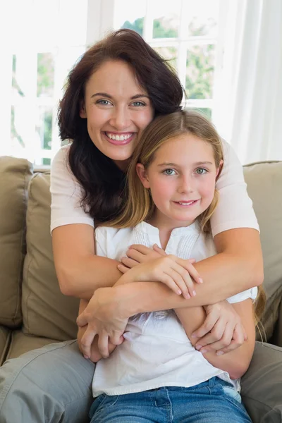 Kärleksfull mor och dotter på soffa — Stockfoto
