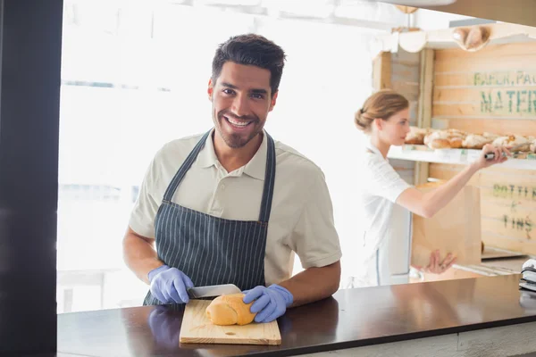 Serveur souriant au comptoir du café — Photo