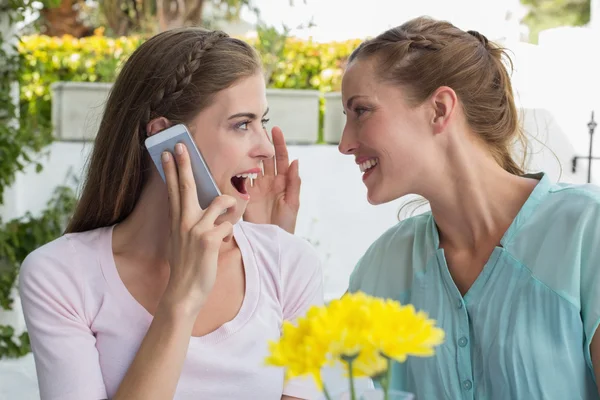 Two happy female friends at coffee shop — Stock Photo, Image