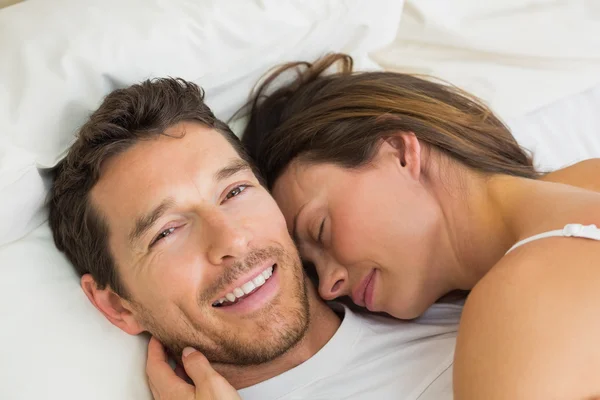 Nahaufnahme eines Liebespaares, das im Bett liegt — Stockfoto