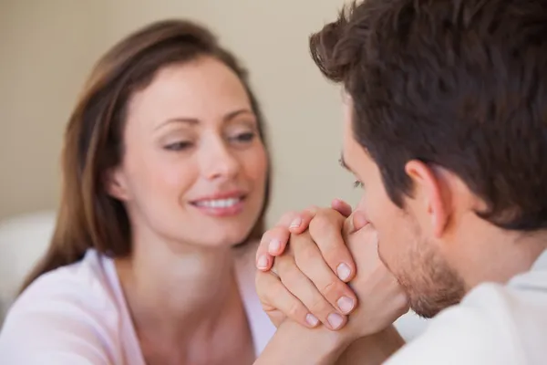 Close-up van een verliefde paar hand in hand — Stockfoto