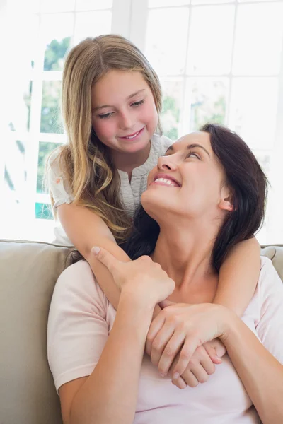 Mamma tittar på kärleksfull dotter — Stockfoto