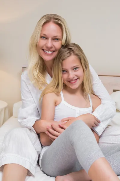 Madre e figlia sedute a letto — Foto Stock