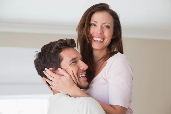 Close-up zijaanzicht van een liefdevolle jong koppel — Stockfoto