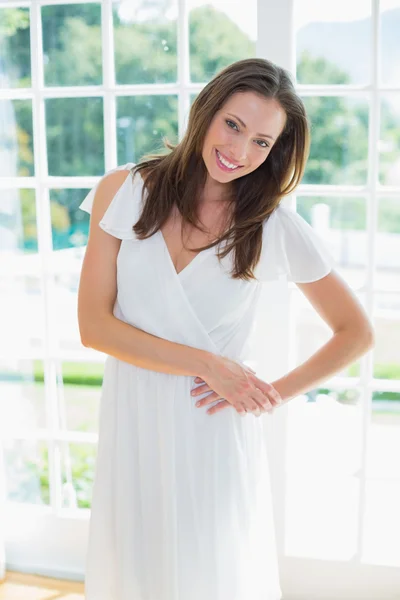 Retrato de una hermosa joven en casa — Foto de Stock