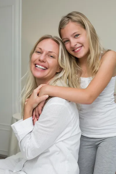 Kärleksfull tjej med mor i huset — Stockfoto