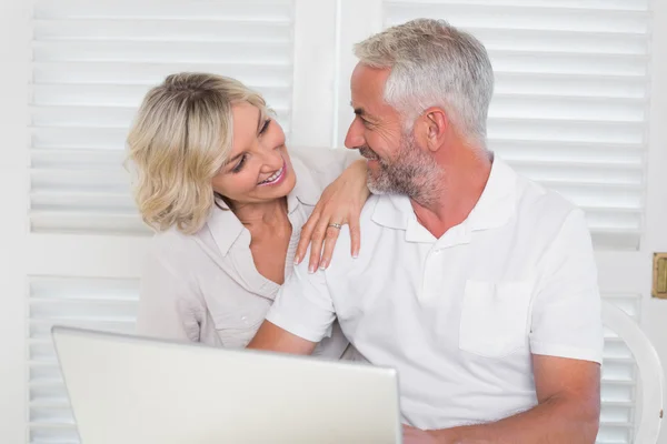 Reif pärchen mit laptop — Stockfoto