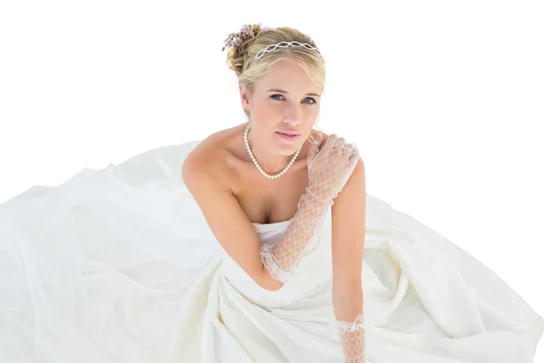 Elegante sposa con mano sulla spalla — Foto Stock