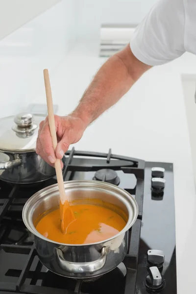 Nahaufnahme eines Mannes, der in der Küche Essen zubereitet — Stockfoto
