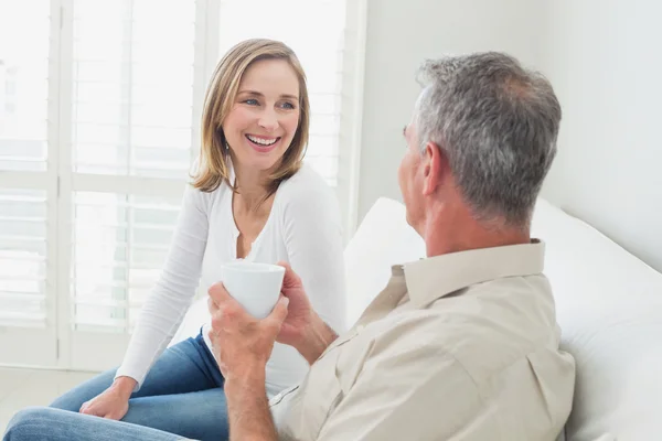 Pareja relajada con taza de café en el salón — Foto de Stock