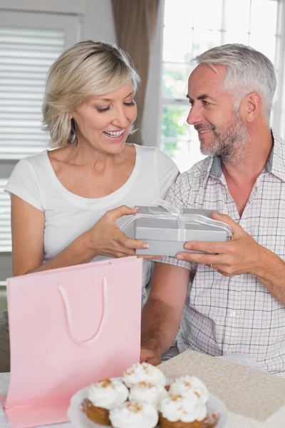 Hombre maduro dando una caja de regalo a la mujer feliz —  Fotos de Stock