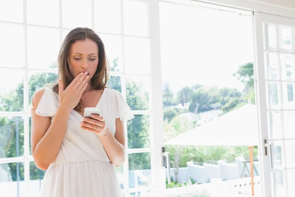 Femme choquée lisant un message texte — Photo