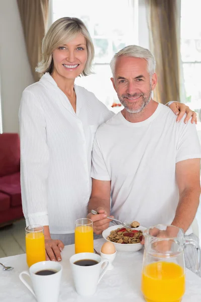 Mature couple having breakfast at home — Stock Photo, Image