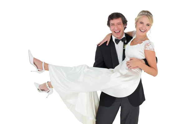 Glücklicher Bräutigam trägt Braut — Stockfoto