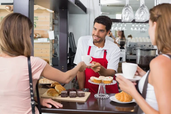 Friends with male barista at counter in coffee shop — Stock Photo, Image