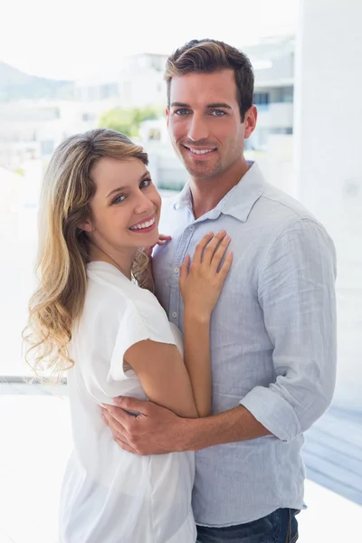 Amare giovane uomo abbracciando donna — Foto Stock