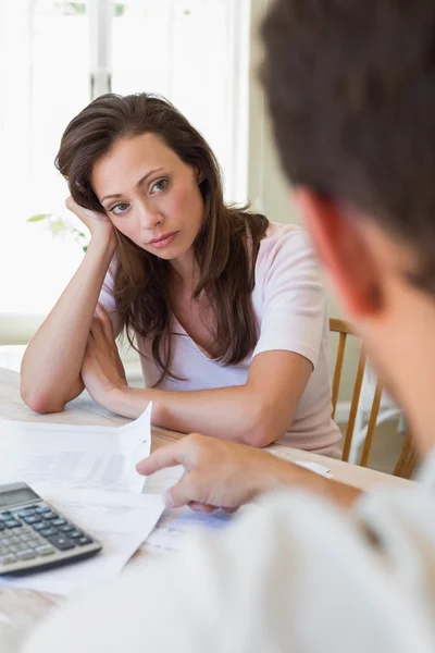 Vrouw en man zit met thuis rekeningen verstoren — Stockfoto