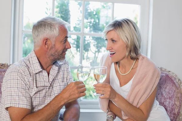 Gelukkige volwassen paar met wijn glazen thuis — Stockfoto