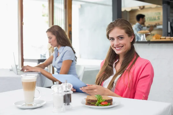 Donna che utilizza tablet digitale in caffetteria — Foto Stock