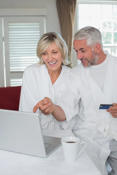 Feliz casal maduro fazendo compras on-line em casa — Fotografia de Stock
