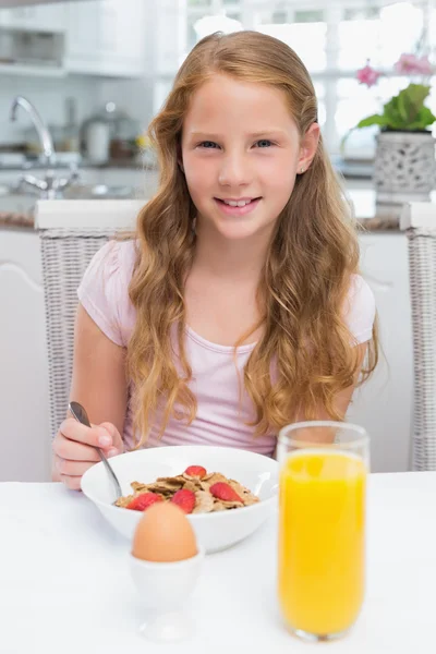 Молодая девушка завтракает на кухне — стоковое фото