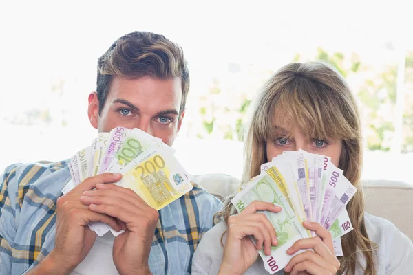 Närbild porträtt av ett ungt par som håller eurosedlar — Stockfoto