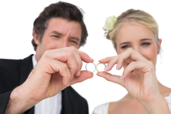 Bride and groom looking at wedding rings — Stock Photo, Image