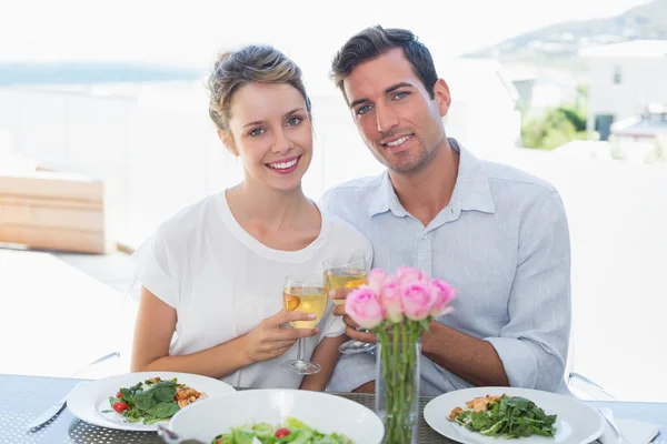 Casal brindar copos de vinho na mesa de almoço — Fotografia de Stock