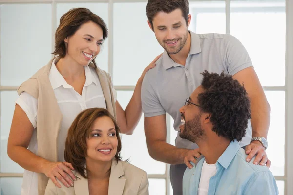 Affärsmän har en konversation i office — Stockfoto