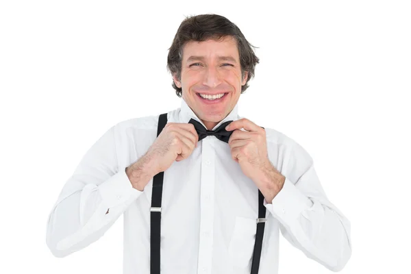 Homem ajustando laço gravata antes do casamento — Fotografia de Stock