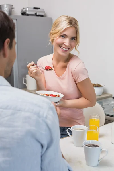 若いカップルが家で朝食を取る — ストック写真
