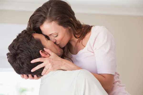 Vista laterale di una coppia amorevole baciare — Foto Stock