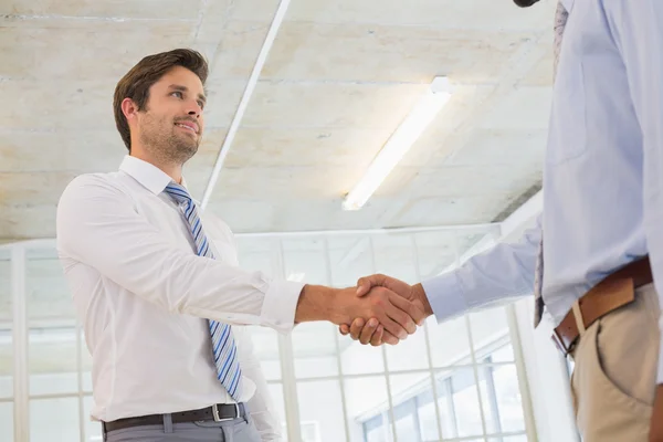 Jungunternehmer beim Händeschütteln im Amt — Stockfoto